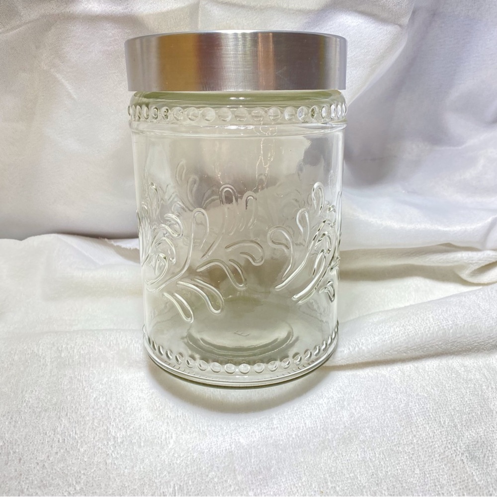 beautiful glass jay with really tight screw on lid